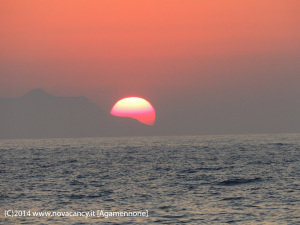 Creta bellissimo tramonto con sole rosso